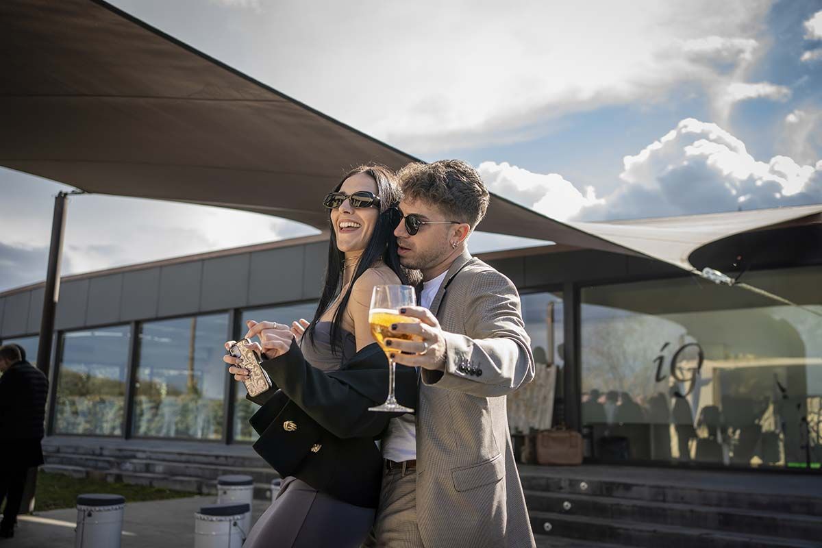Un hombre y una mujer brindan con copas de champán.