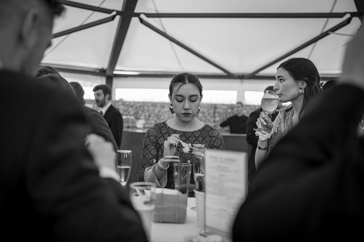 Una fotografía en blanco y negro de un grupo de personas sentadas en una mesa.