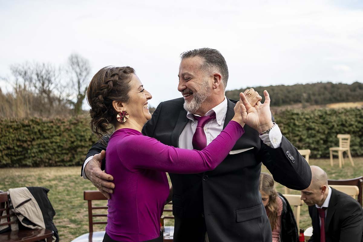 Un hombre y una mujer bailan juntos en una boda.