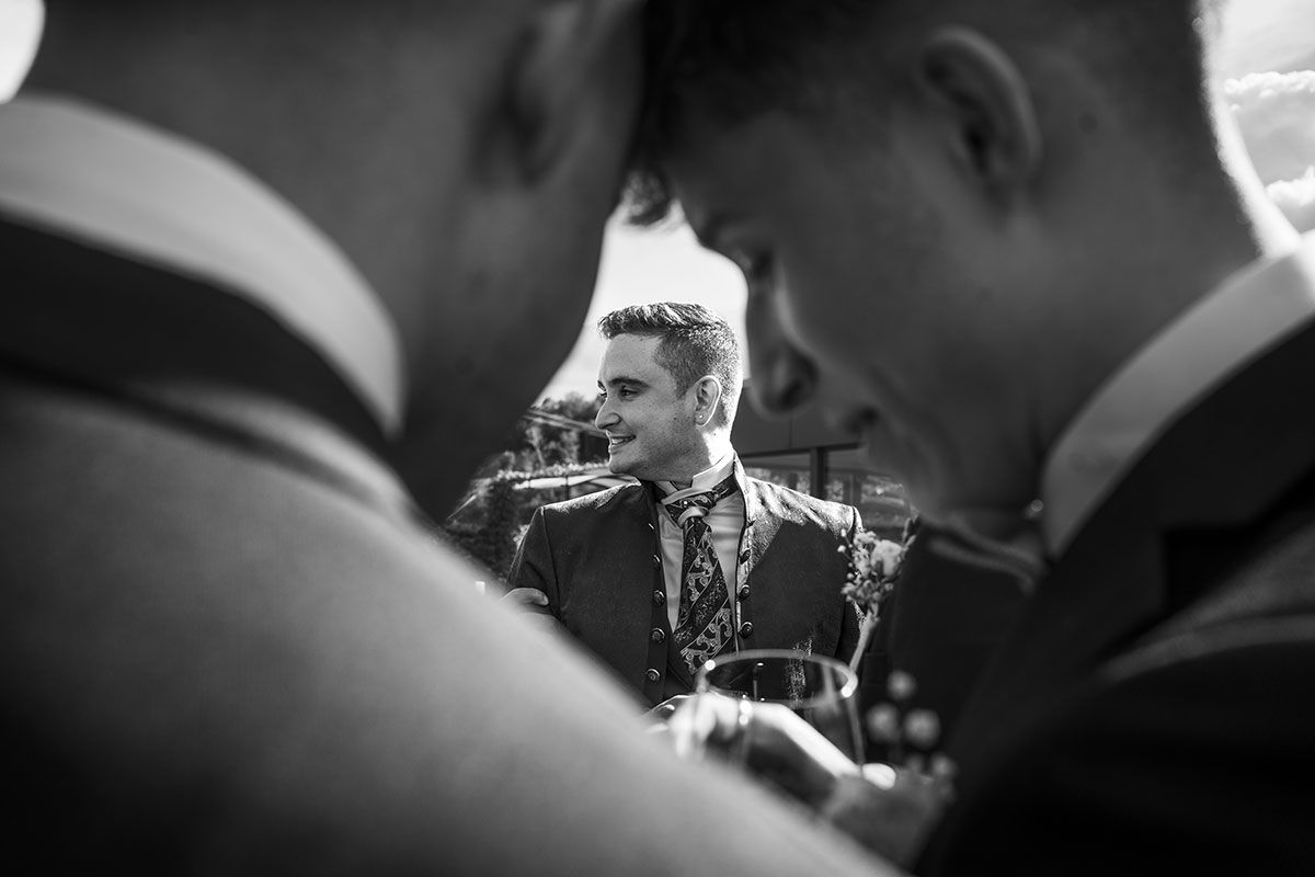Un grupo de hombres están parados uno al lado del otro en una fotografía en blanco y negro.