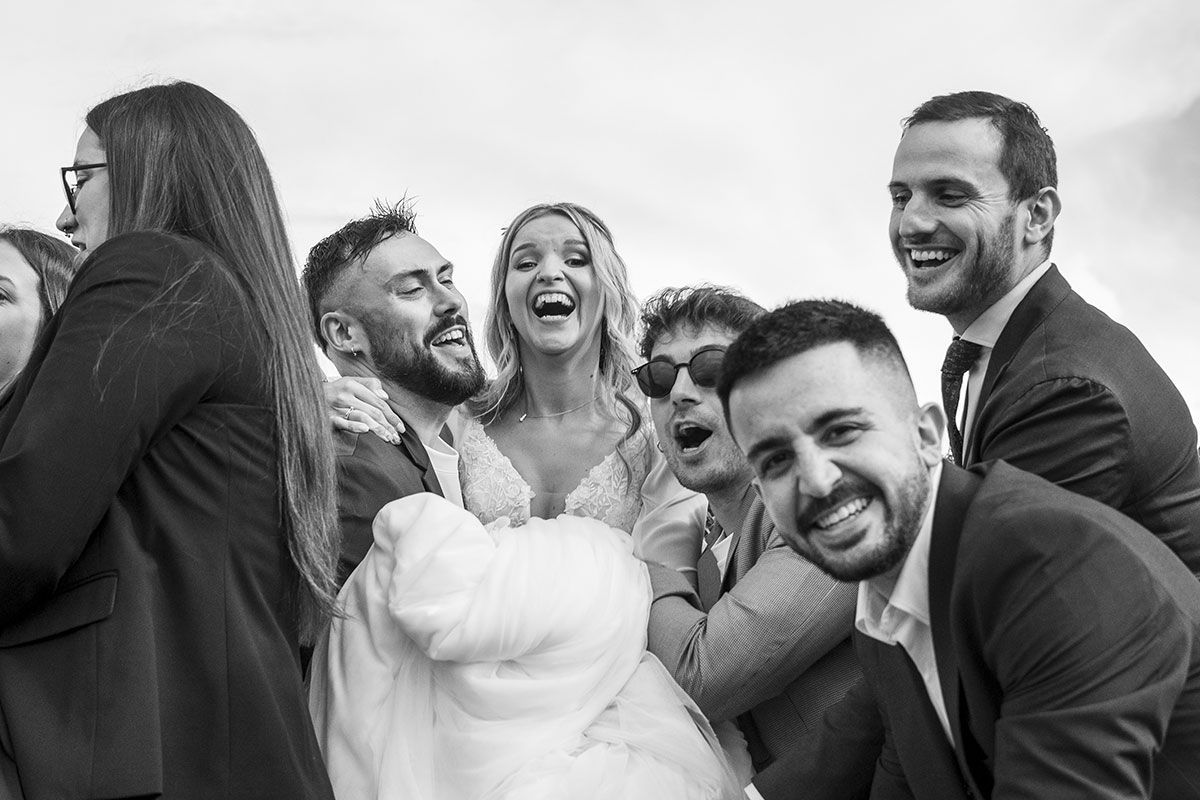 Un grupo de personas está de pie alrededor de una novia y un novio.