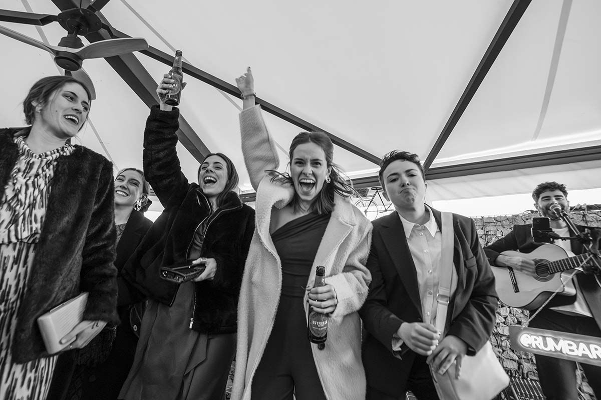 Un grupo de personas están de pie una al lado de la otra en una fotografía en blanco y negro.