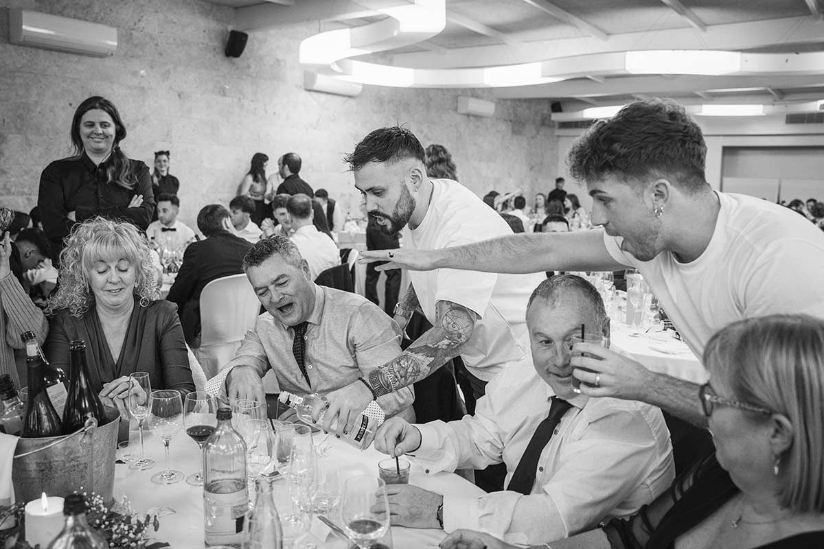 Un grupo de personas está sentada en una mesa en un restaurante.