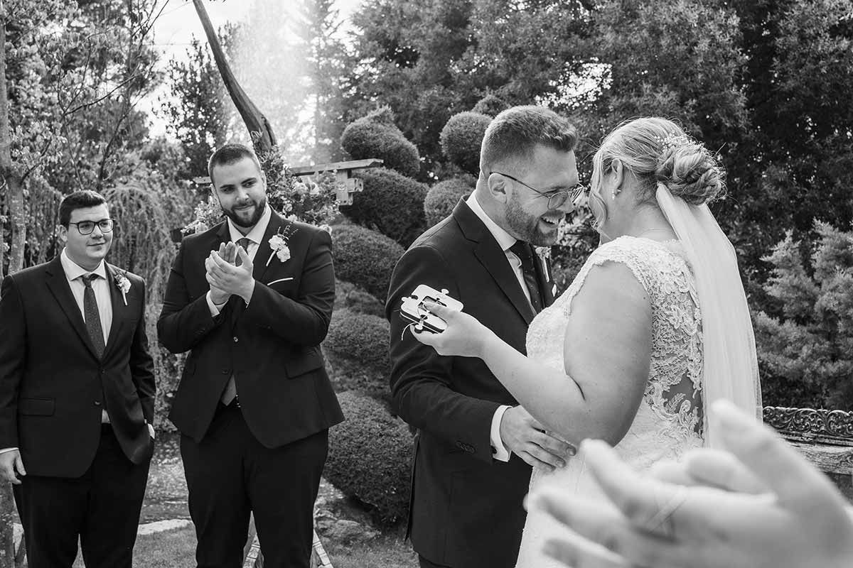 Una fotografía en blanco y negro de una novia y un novio en su ceremonia de boda.