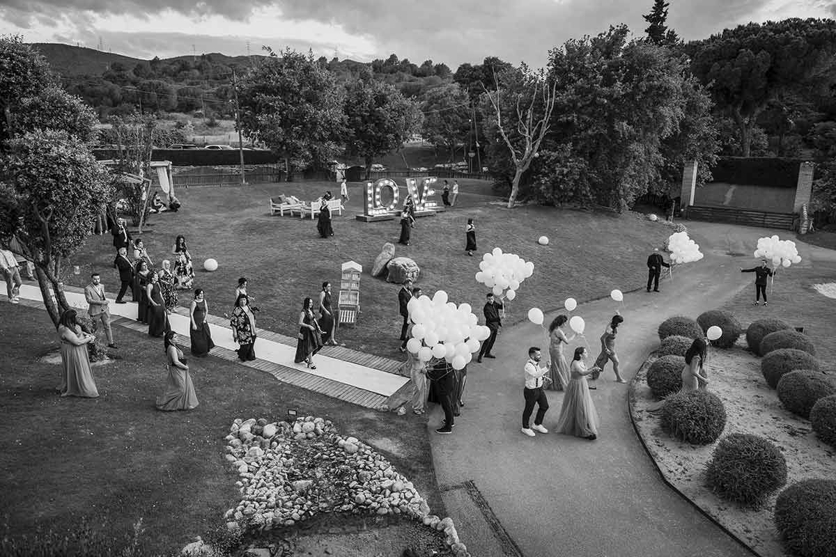 Una fotografía en blanco y negro de un grupo de personas caminando por un sendero en un parque.