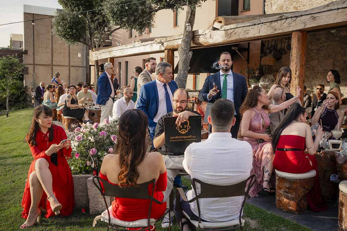 Un grupo de personas están sentadas en sillas afuera de un edificio.