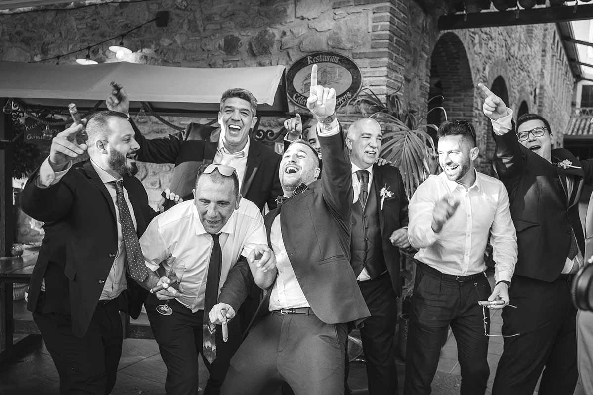 Un grupo de hombres con traje y corbata posan para una fotografía.