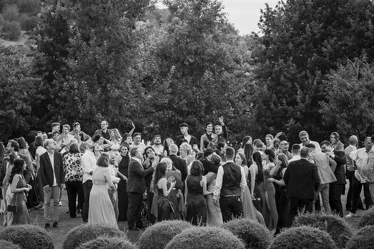 Una fotografía en blanco y negro de un gran grupo de personas de pie en un campo.