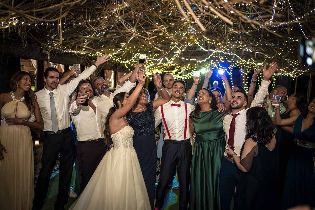 Un grupo de personas posa para una fotografía en una recepción de boda.