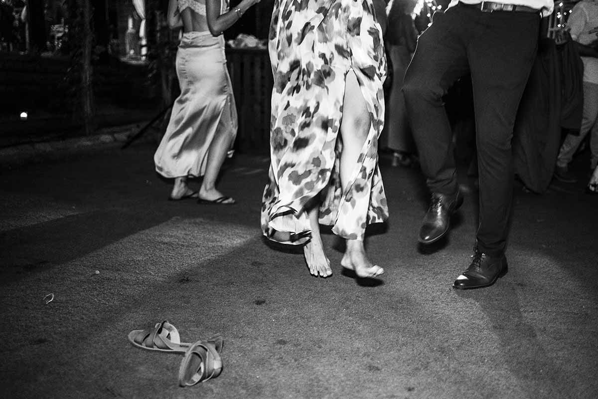 Una fotografía en blanco y negro de un grupo de personas bailando en una fiesta.