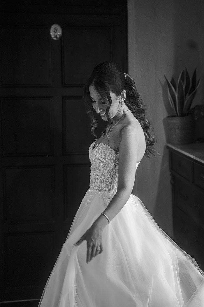 Una fotografía en blanco y negro de una novia con un vestido de novia.
