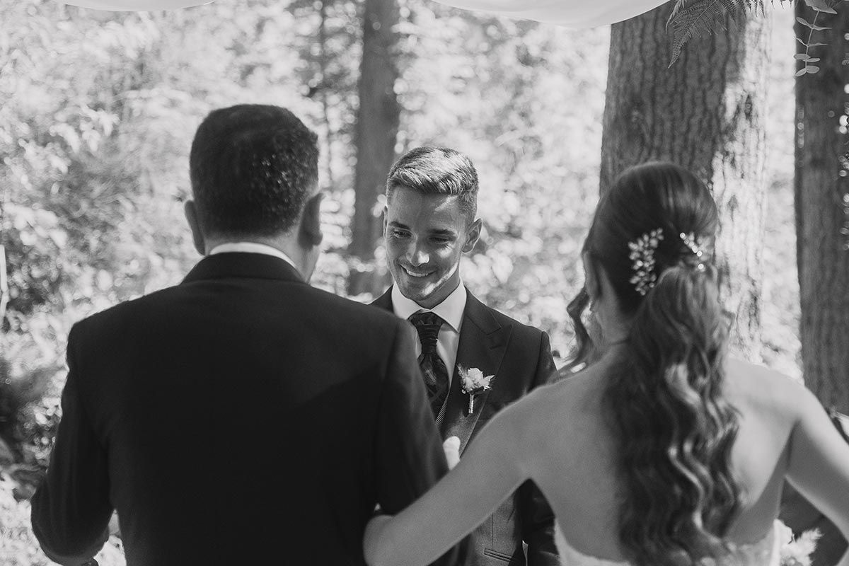 Una fotografía en blanco y negro de una novia y un novio en su ceremonia de boda.