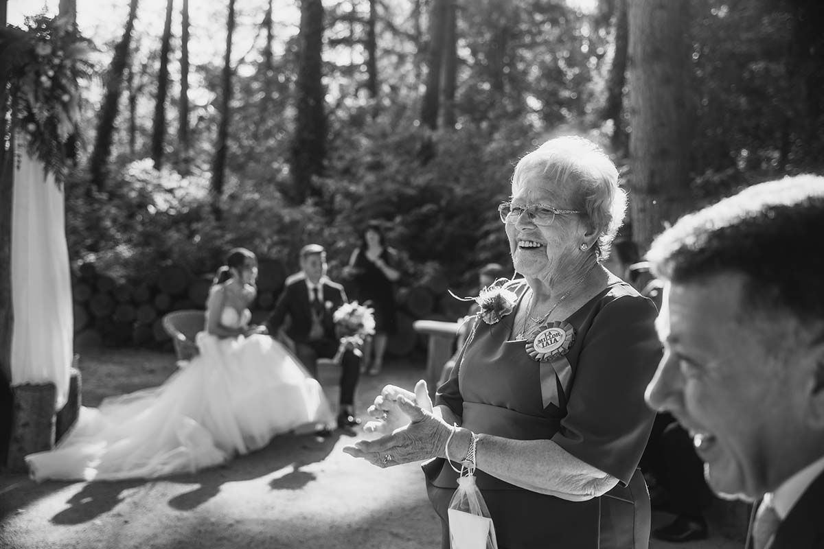 Una fotografía en blanco y negro de una novia y un novio en una ceremonia de boda.