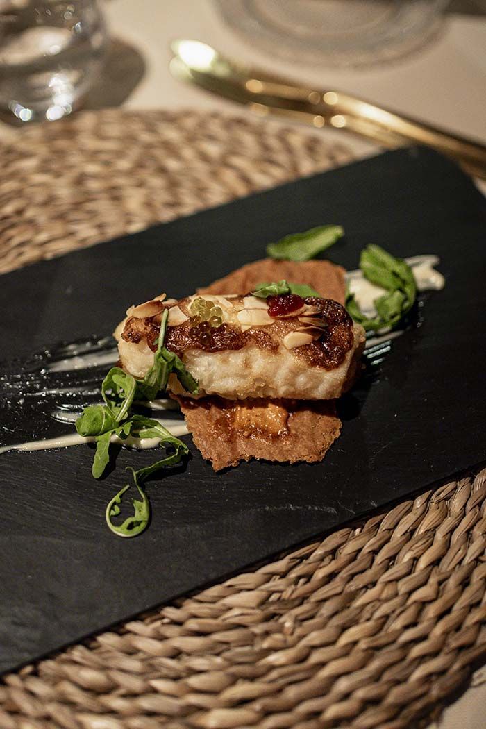 Un primer plano de un plato de comida sobre una mesa.