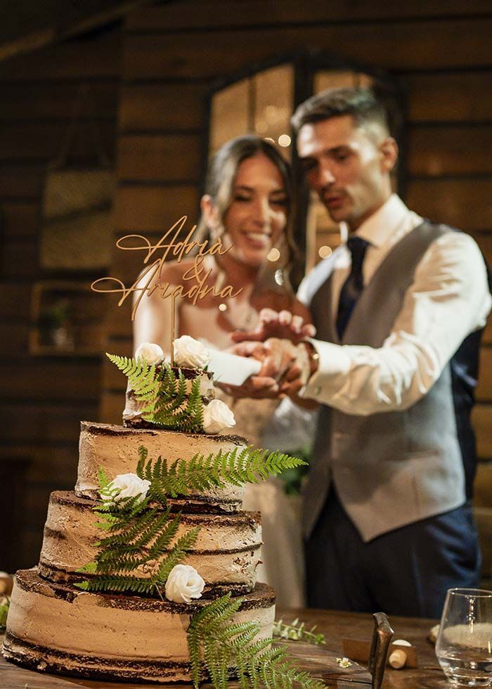 Una novia y un novio están cortando juntos su pastel de bodas.