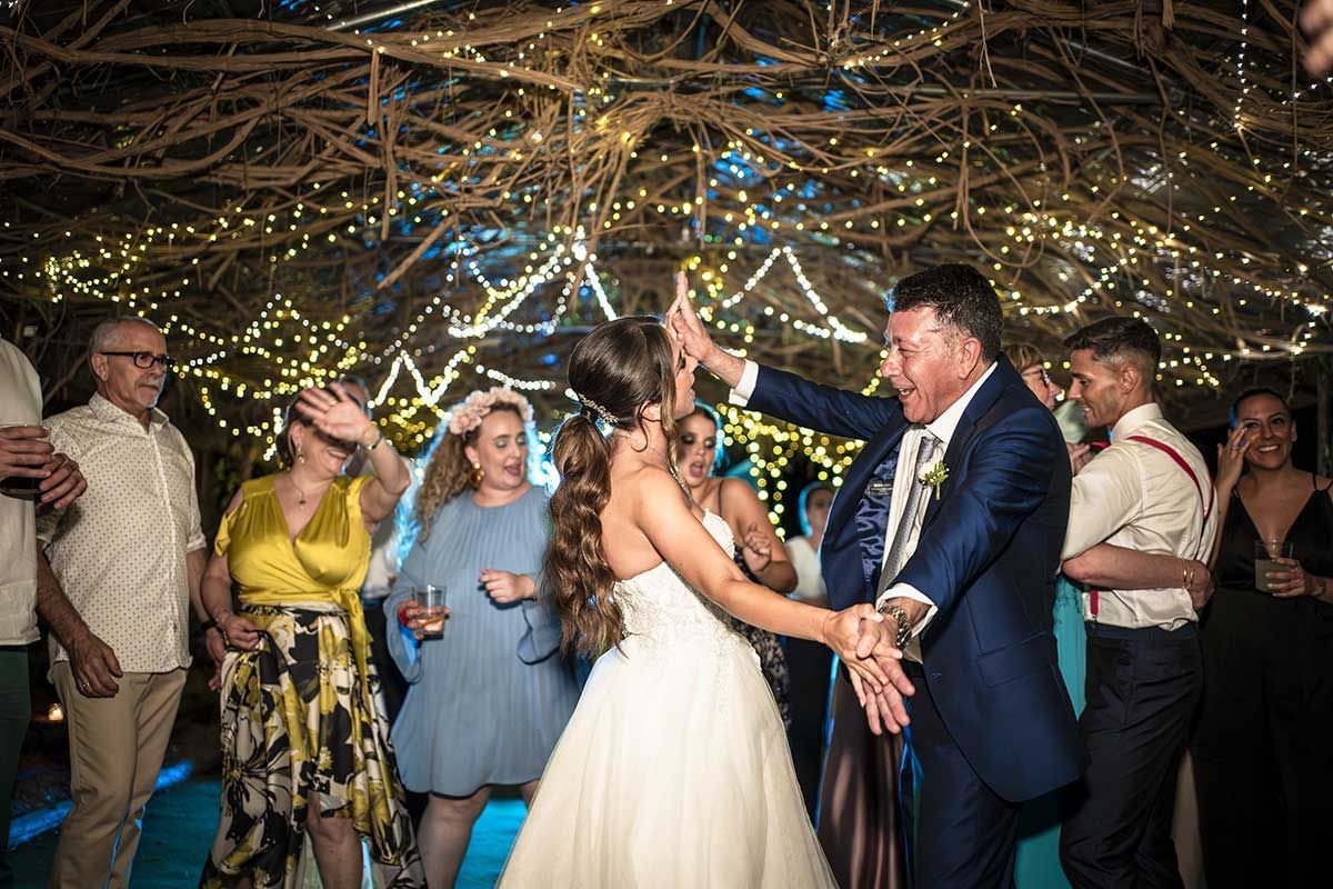 Una novia y un novio están bailando con sus invitados a la boda en la recepción.