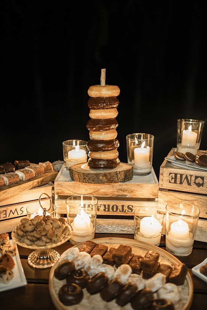 Una mesa cubierta con una variedad de postres y velas.