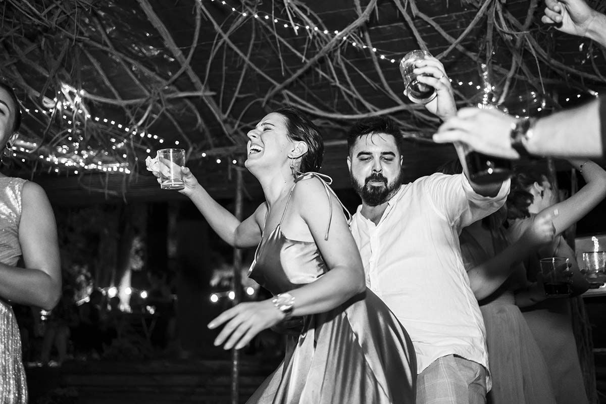 Una fotografía en blanco y negro de un grupo de personas bailando en una fiesta.