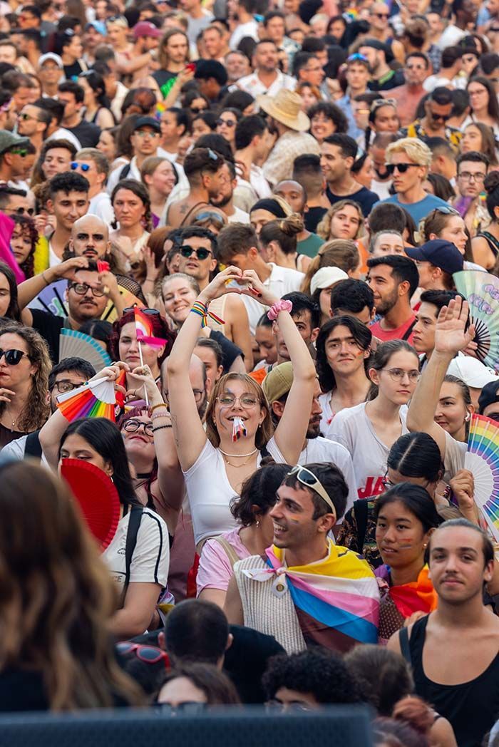 Una gran multitud de personas se reúne en un concierto.