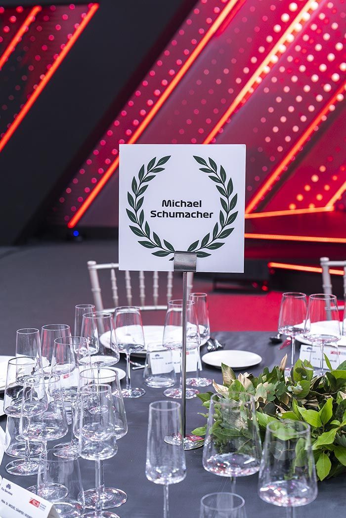 Una mesa con platos, vasos y un cartel que dice 