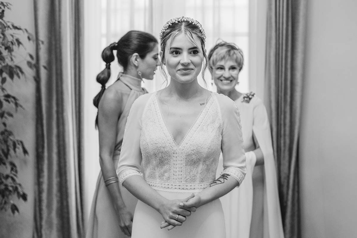 Una fotografía en blanco y negro de una novia preparándose para su boda.