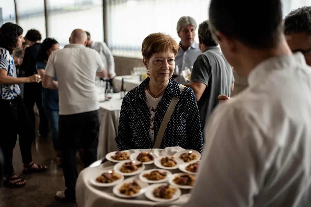 Una mujer está sentada en una mesa con una bandeja de comida.