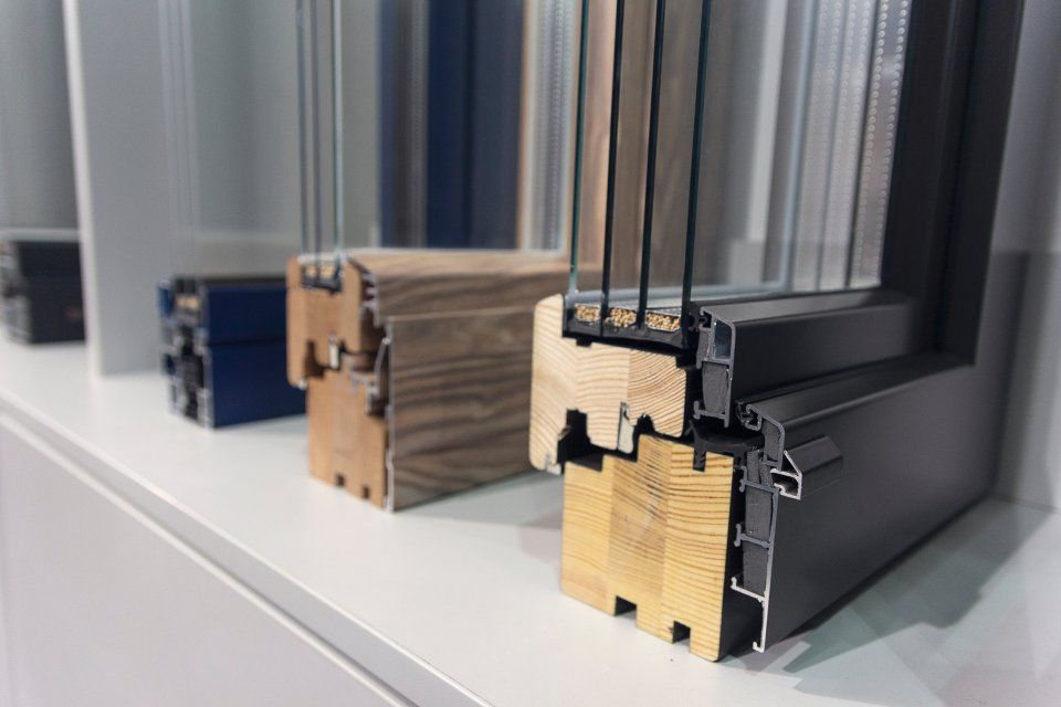 Eine Reihe unterschiedlicher Fenstertypen auf einem Regal.