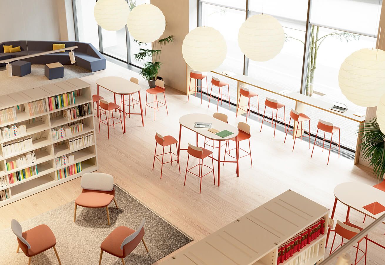 Open space avec bibliothèques et espaces de travail en bois