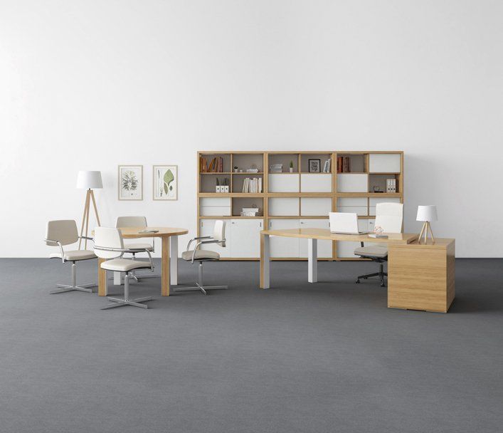 Espace de rangement et bureau en bois dans une pièce blanche