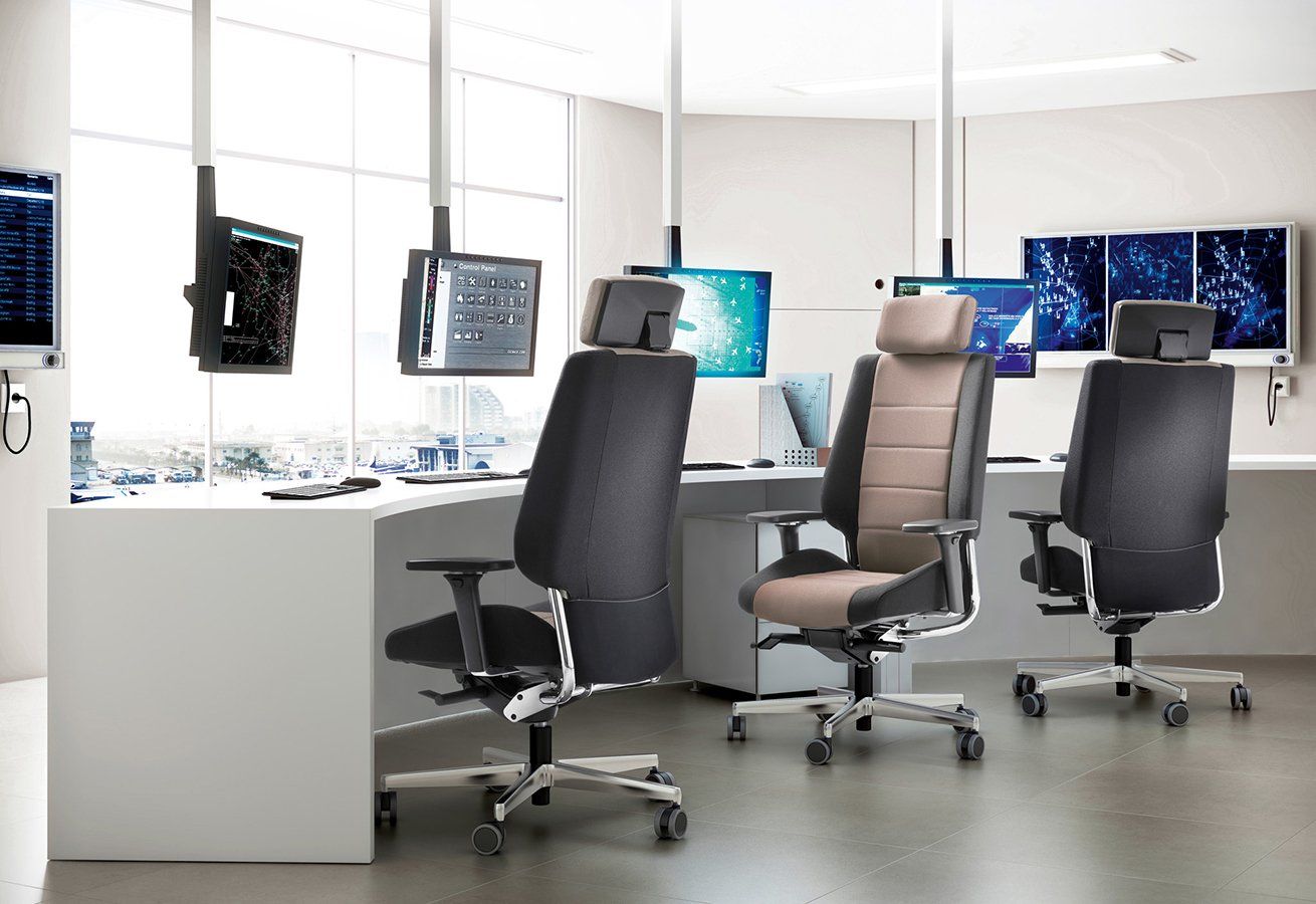 Bureau avec écrans élevés et fauteuils design et confortables