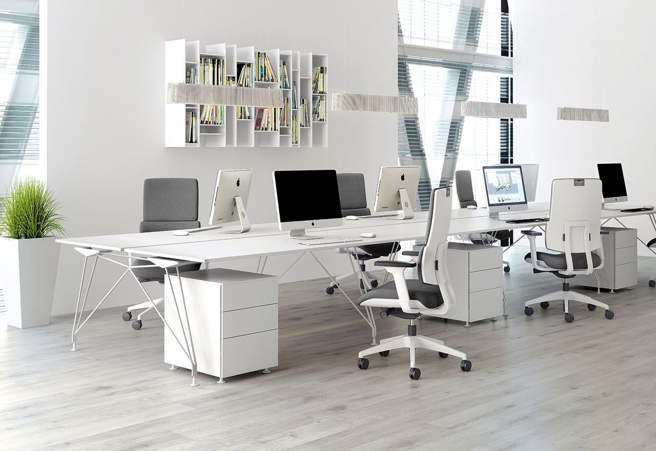 Grand bureau blanc dans open space blanc