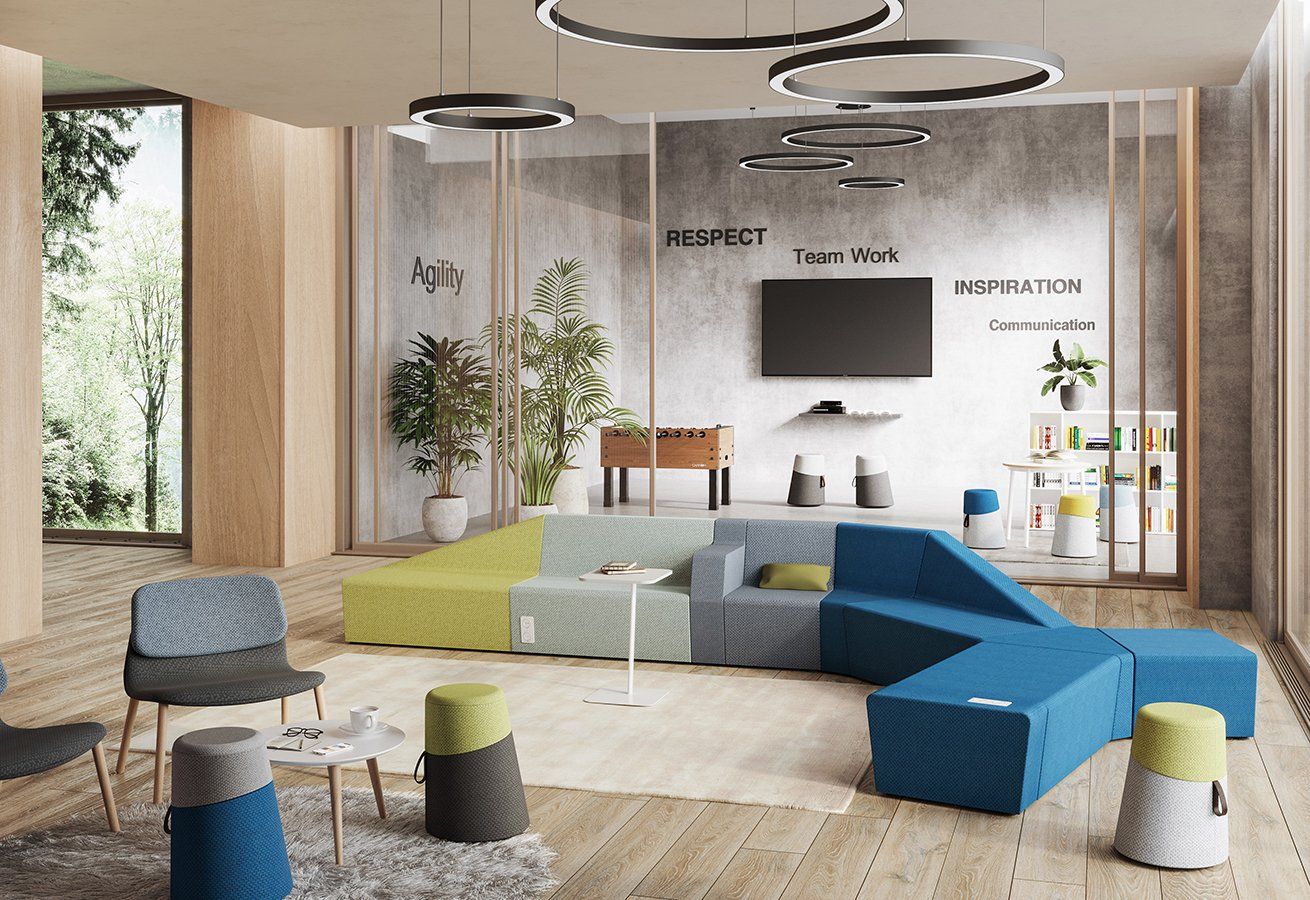 Espace confort avec canapés de différentes formes et couleurs