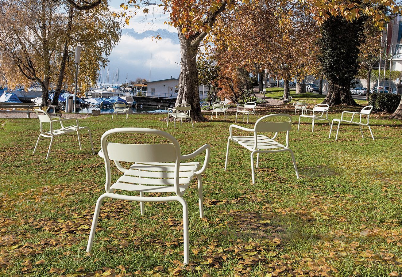 Chaises de jardin blanche sur de l'herbe