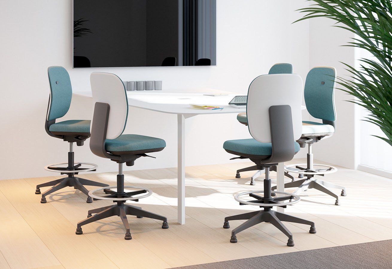 Salle de réunion avec table blanche, écran et chaises bleues