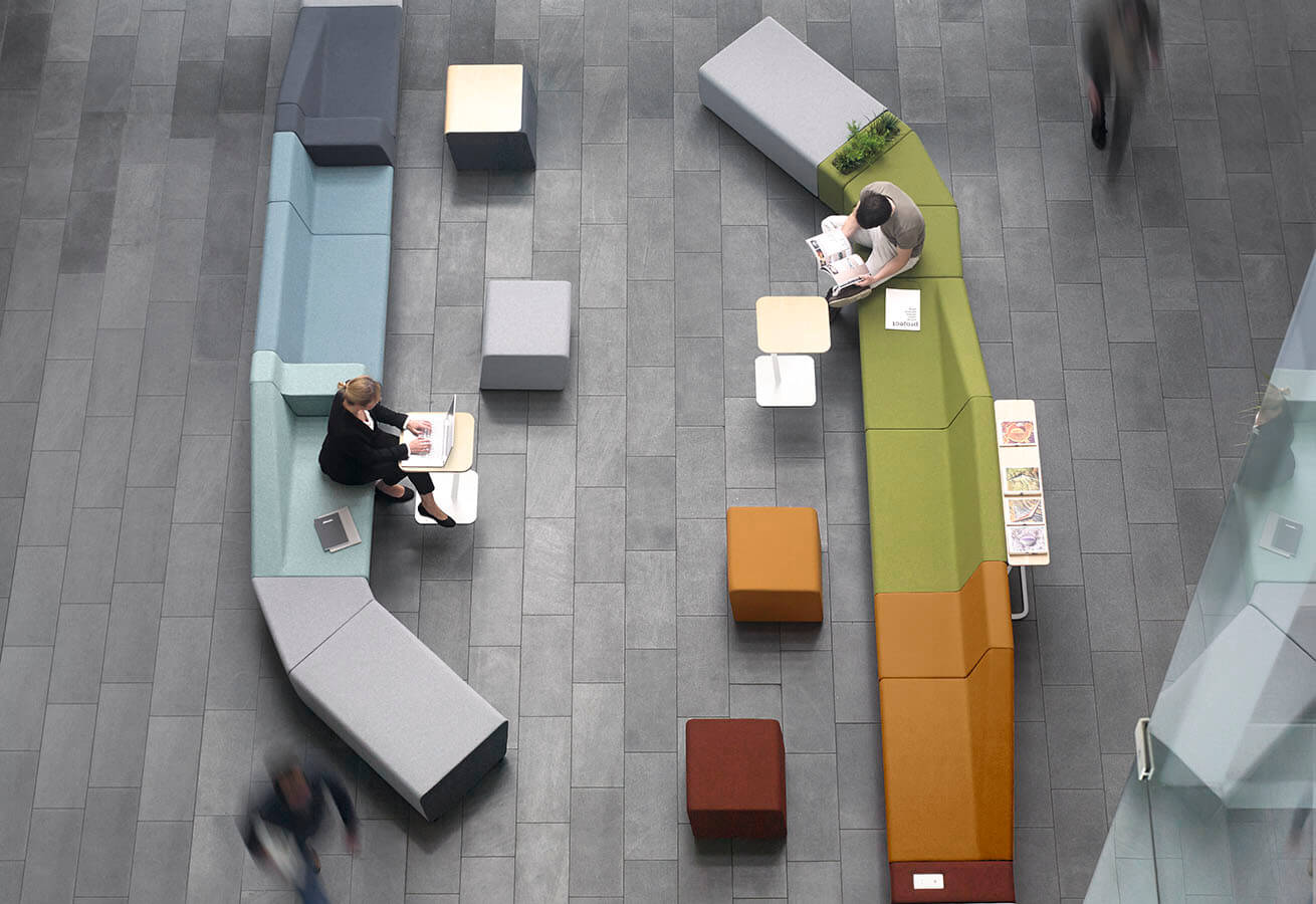 Espace de travail avec canapés de différentes couleurs