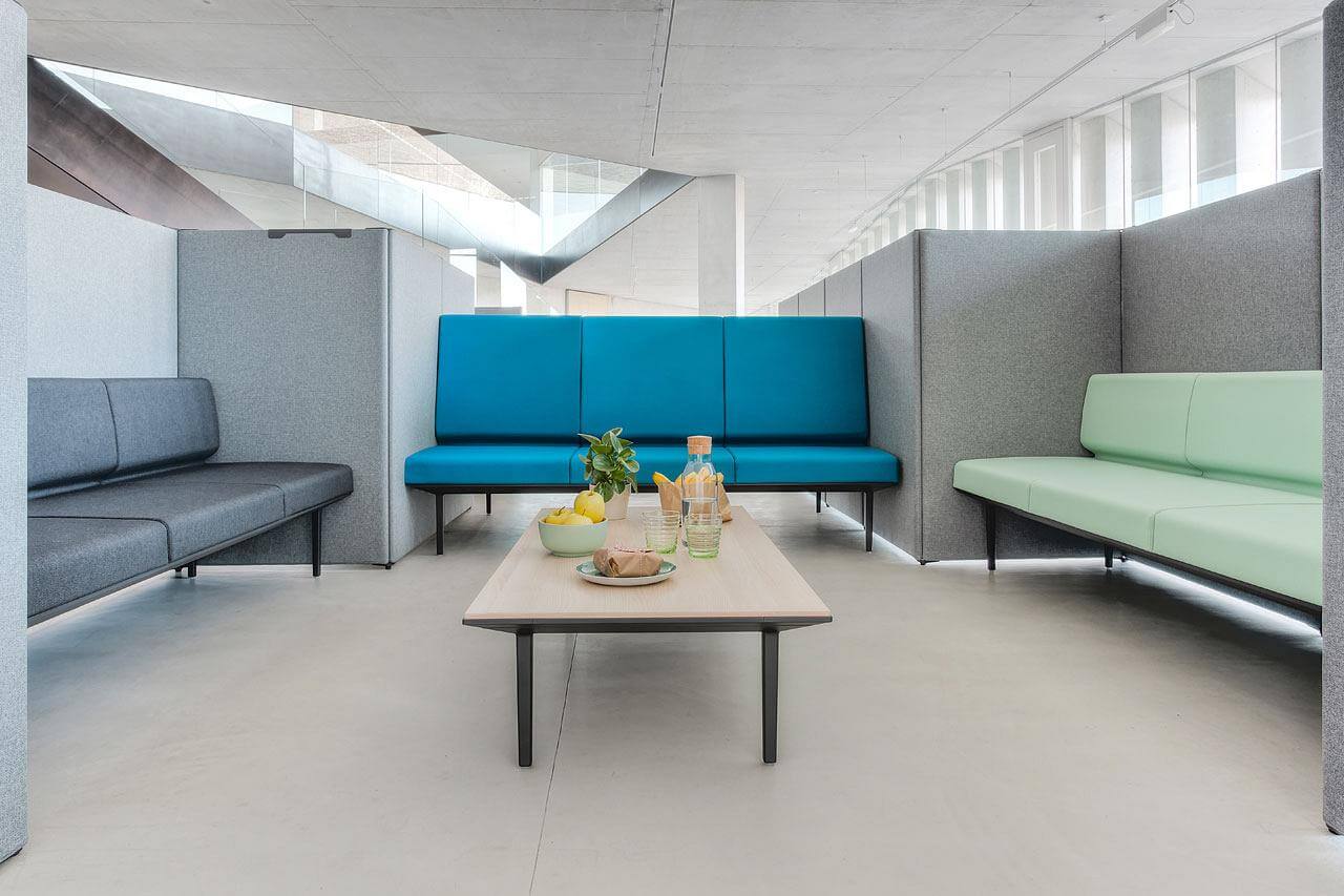 Petit déjeuner sur table d'espace de travail avec banquettes