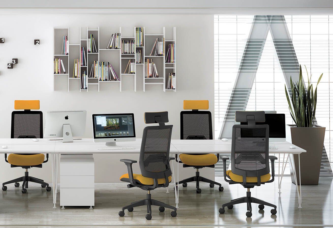 Bureau blanc avec étagères blanches