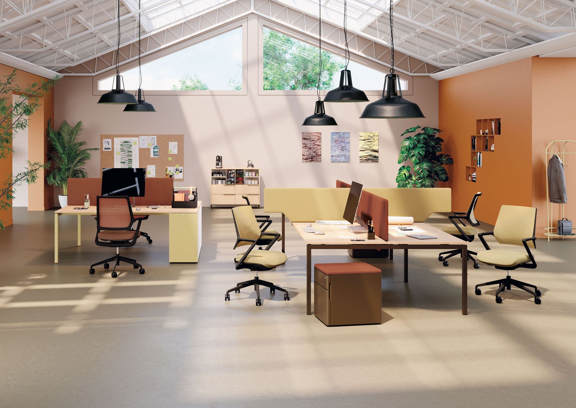 Open space avec plusieurs bureaux et murs orangés