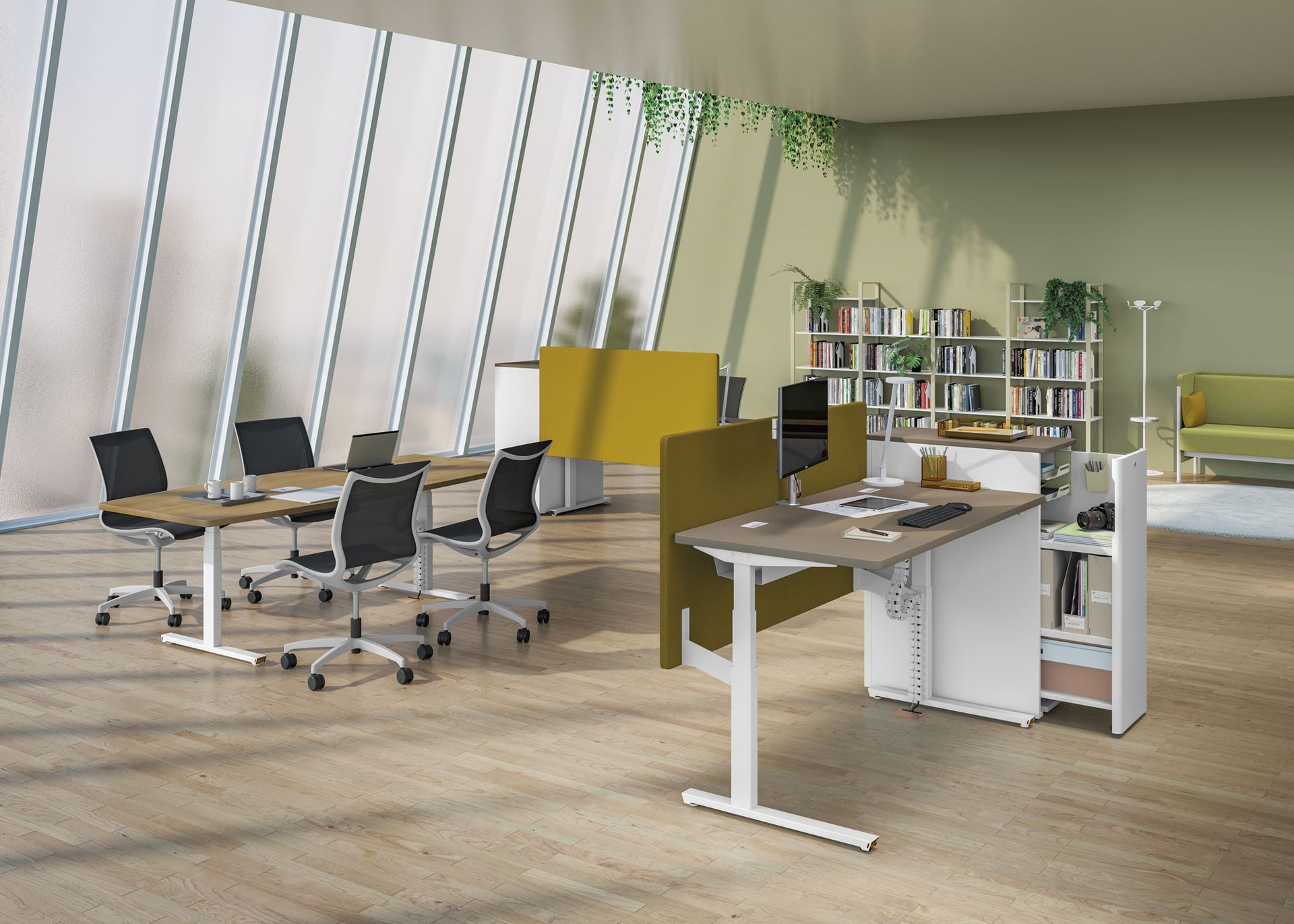 Espace de bureau avec bureaux, chaises, étagères et canapé. Parquet clair, touches de blanc et de jaune, et lumière naturelle.