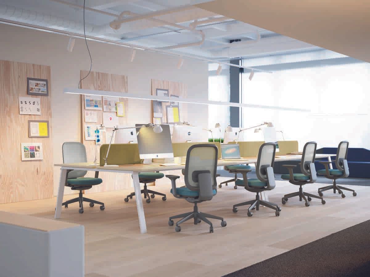 Grand bureau sur parquet avec chaises grises et bleues