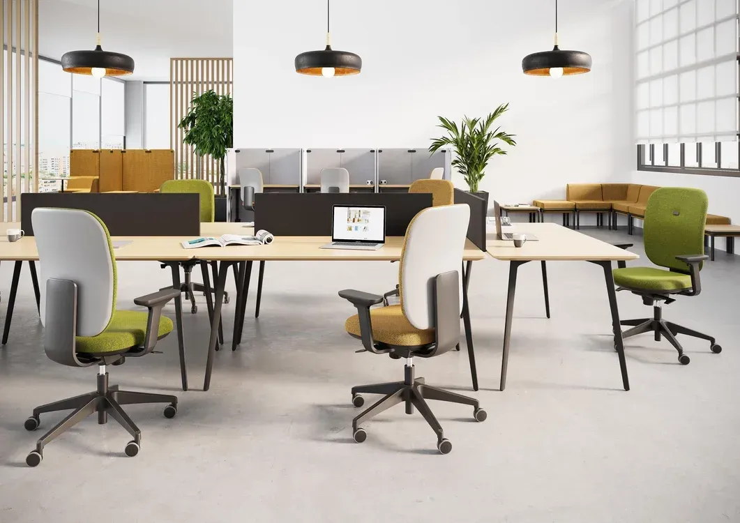 Chaises et bureau Alaia