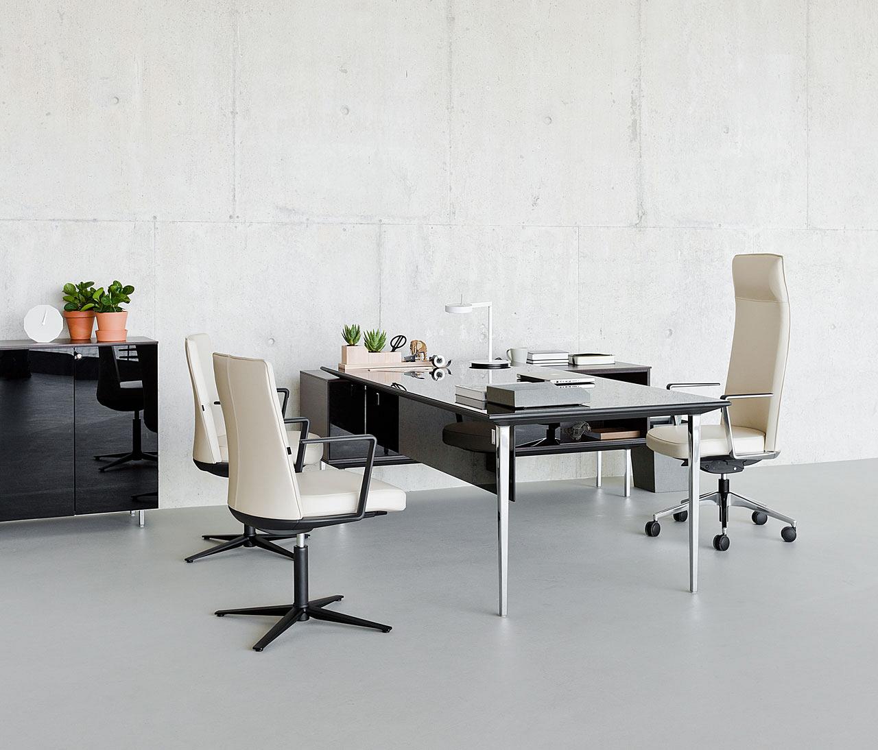 Table en verre noir et fauteuils blancs