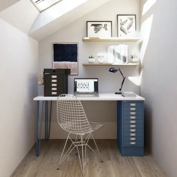 Petit bureau de télétravail aménagé sous les combles