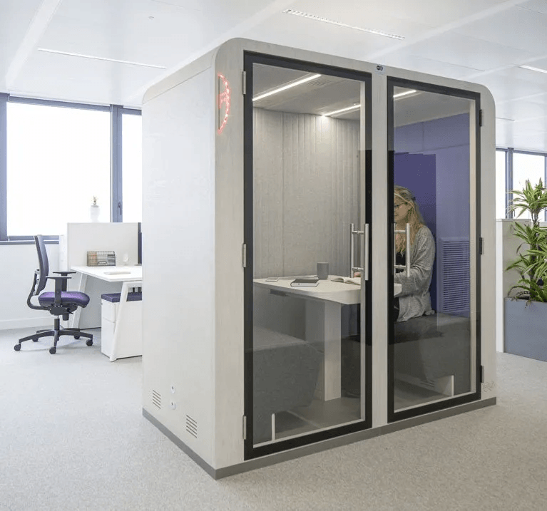 Une femme assise dans une cabine accoustique 2 places