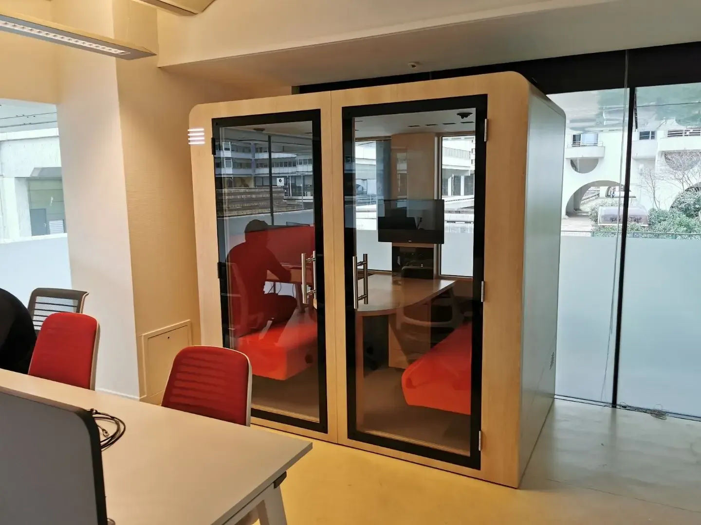 Ensemble de deux cabines acoustiques en bois brut