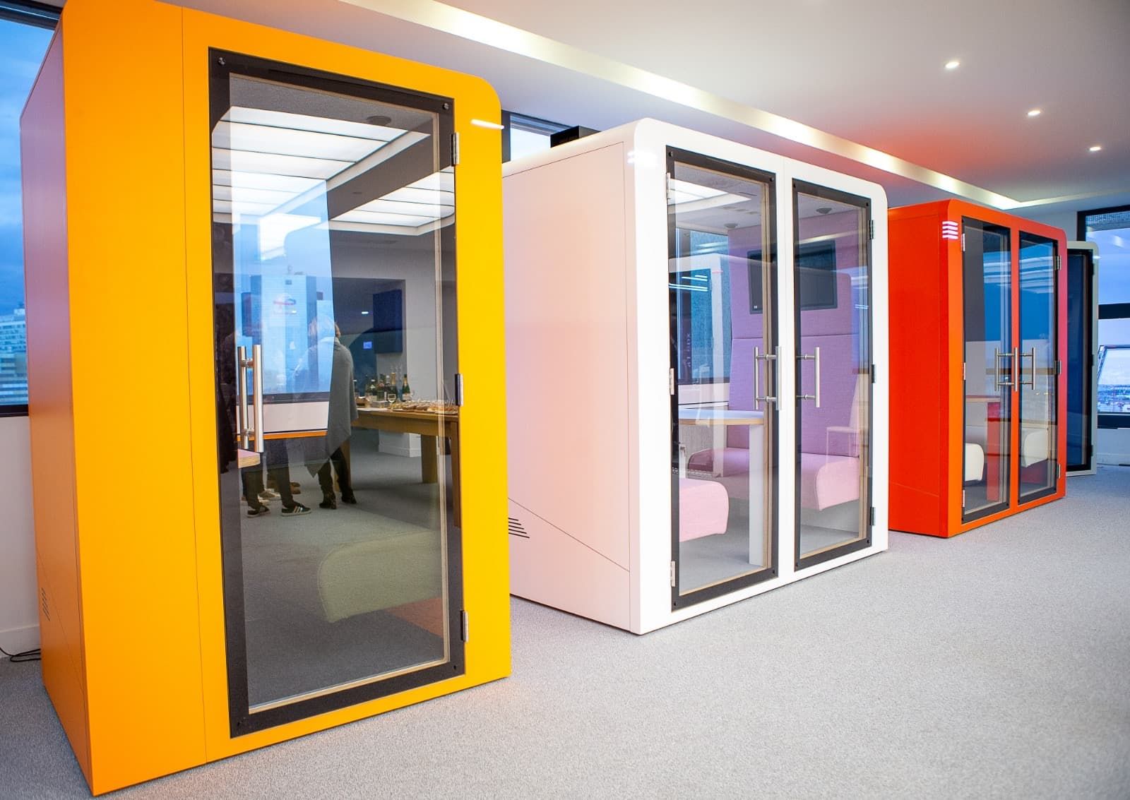 Ensemble de cabines acoustiques multicolores