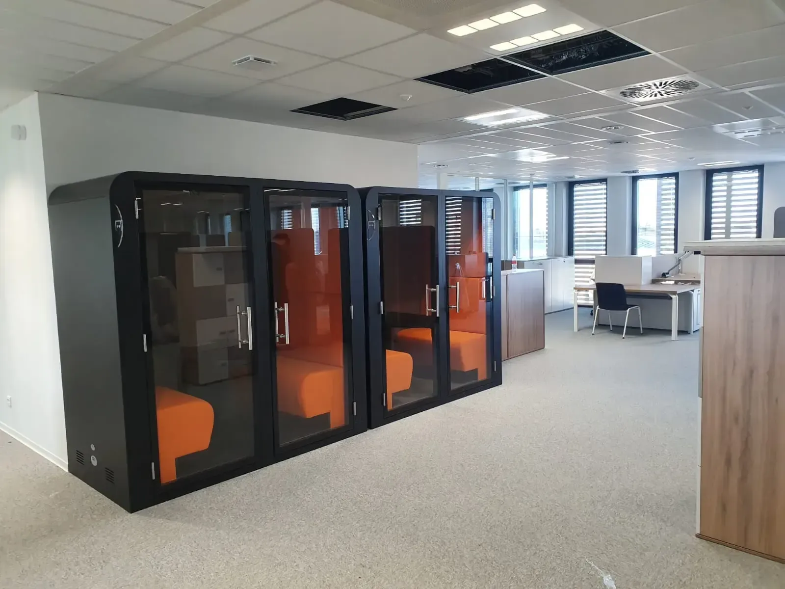 Ensemble de quatre cabine acoustique noires avec intérieur orange