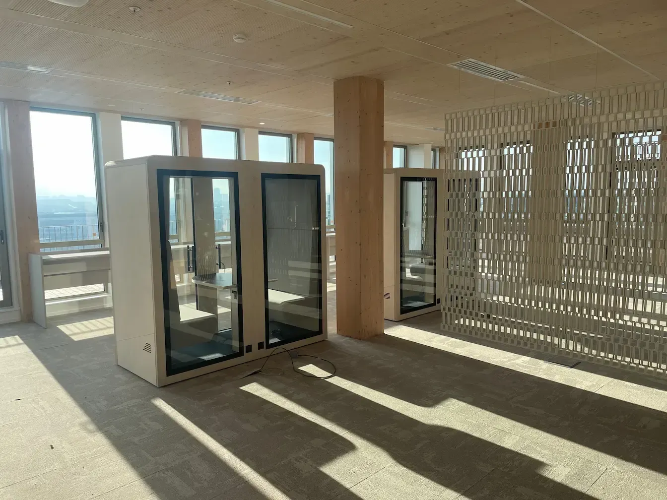 Deux paires de cabines acoustiques avec portes vitrées