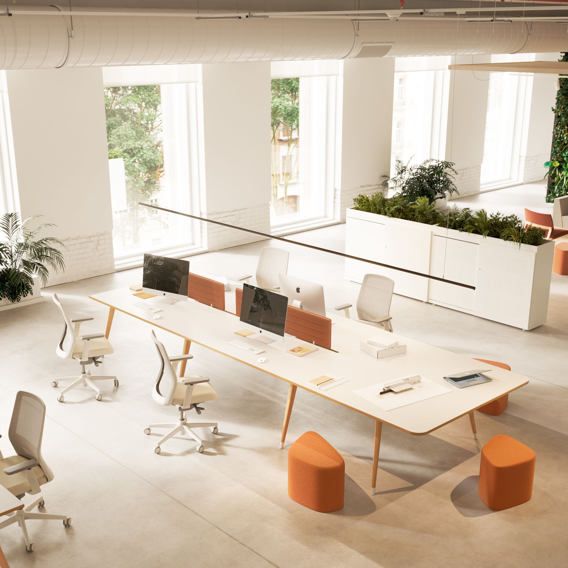 Grand bureau pour plusieurs personnes avec éléments oranges