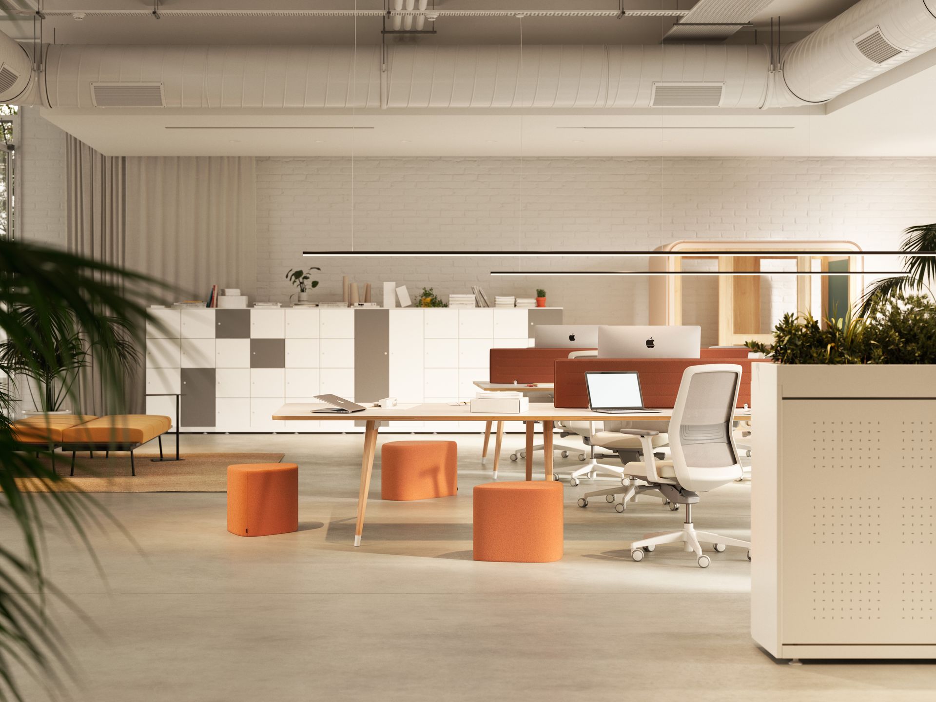 Open space blanc avec bureau en bois et sièges oranges